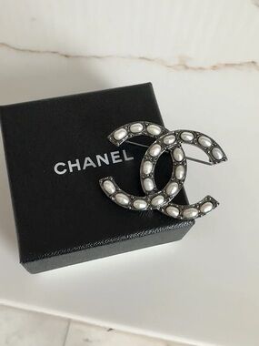 CHANEL Silver CC Logo Brooch with White Pearls